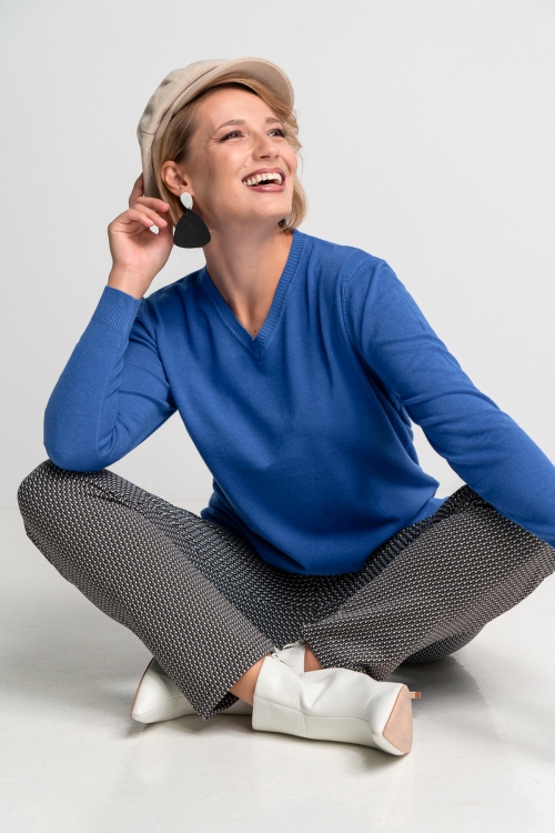 Πλεκτό πουλόβερ με βε λαιμόκοψη (plus size)-015B