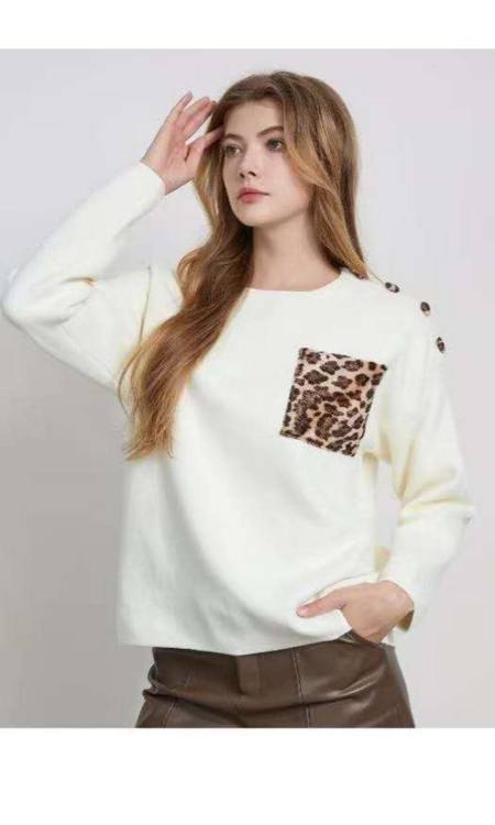 Πλεκτό Πουλόβερ Crewneck με Τσέπη Leopard από Παγιέτες & Κουμπιά στον Ώμο – Εκρού-AB-85410