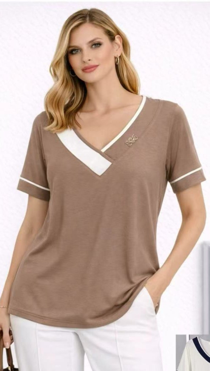 Γυναικεία Μπλούζα με V-λαιμόκοψη, Λευκές Λεπτομέρειες και Διακοσμητικό Στοιχείο σε Καφέ Χρώμα-LC6175