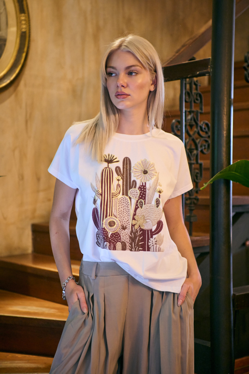Γυναικείο Λευκό T-Shirt με Στάμπα Κάκτους και Λουλούδια σε Γήινους Τόνους-299B