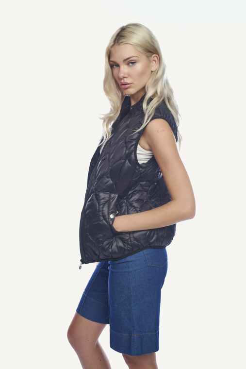 Μαύρο αμάνικο μπουφάν με σχέδιο καπιτονέ και ψηλό γιακά-A2889B