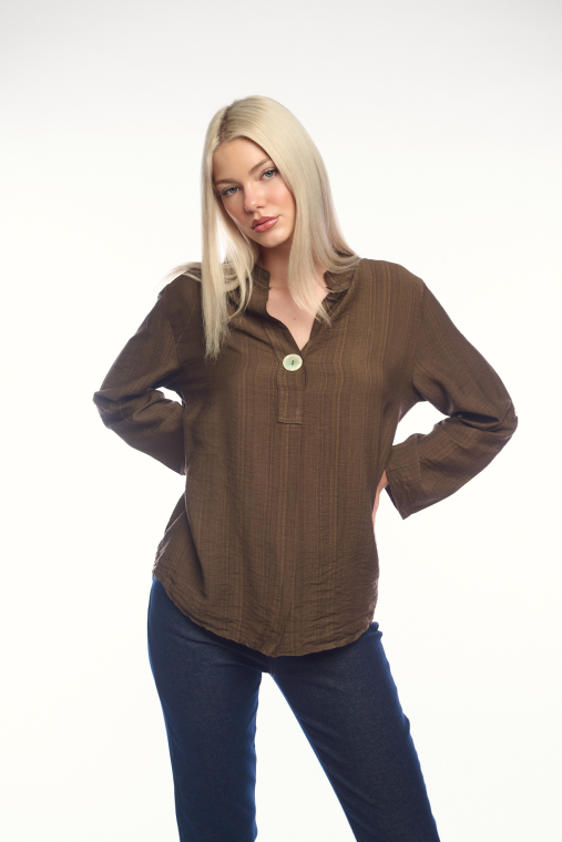 Καφέ μπλούζα με V-λαιμόκοψη και διακοσμητικό κουμπί-4336