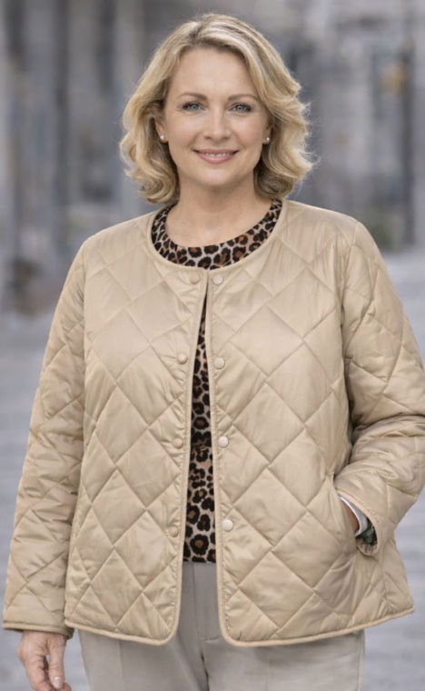 Γυναικείο Ελαφρύ Καπιτονέ Μπουφάν σε Μπεζ Χρώμα με Ρομβοειδείς Ραφές και Στρογγυλή Λαιμόκοψη-A26189